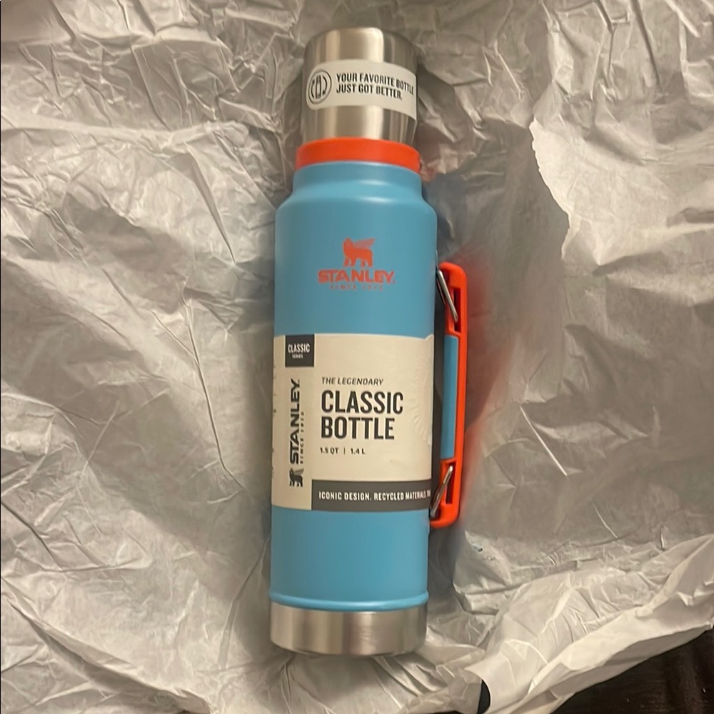 Stanley Aqua and Red Insulated Bottle CLASSIC LEGENDARY BOTTLE | 1.5 QT - Picture 5 of 5